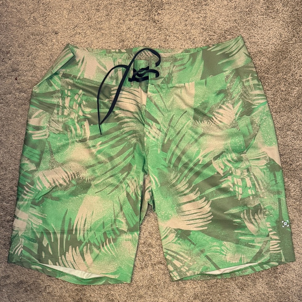 lululemon athletica Green Leaf Print Men's Swim Shorts Size 31